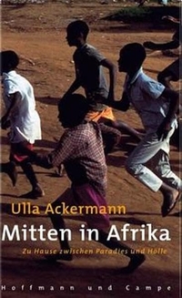 Buchcover: Ulla Ackermann. Mitten in Afrika - Zu Hause zwischen Paradies und Hölle. Hoffmann und Campe Verlag, Hamburg, 2003.