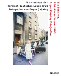Buchcover: Ergun Cagatay. Wir sind von hier - Türkisch-deutsches Leben 1990. Edition Braus, Berlin, 2021.