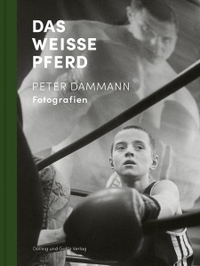 Buchcover: Bernhard Giger (Hg.) / Gabriele Schärer (Hg.). Das weiße Pferd - Peter Dammann. Fotografien. Dölling und Galitz Verlag, Hamburg, 2019.