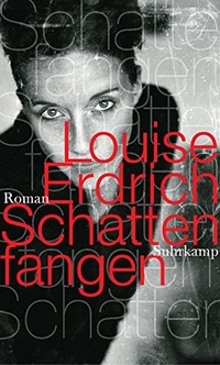 Buchcover: Louise Erdrich. Schattenfangen - Roman. Suhrkamp Verlag, Berlin, 2011.