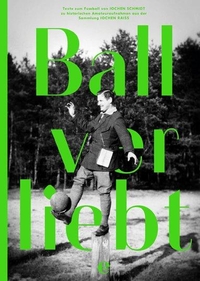 Buchcover: Jochen Schmidt. Ballverliebt - Texte zum Fußball von Jochen Schmidt zu historischen Amateuraufnahmen aus der Sammlung Jochen Raiß. Edel Germany, Hamburg, 2016.