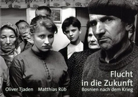 Buchcover: Matthias Rüb / Oliver Tjaden. Flucht in die Zukunft - Bosnien nach dem Krieg. Benteli Verlag, Bern, 2001.