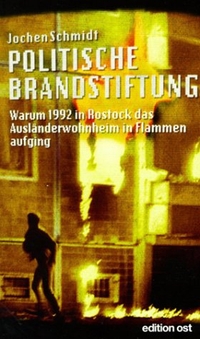 Buchcover: Jochen Schmidt. Politische Brandstiftung - Warum 1992 in Rostock das Ausländerwohnheim in Flammen aufging. Edition Ost, Berlin, 2002.