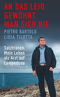 Buchcover: Pietro Bartolo / Lidia Tilotta. An das Leid gewöhnt man sich nie - Salztränen. Mein Leben als Arzt auf Lampedusa. Suhrkamp Verlag, Berlin, 2017.