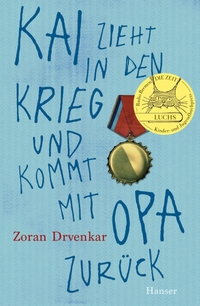 Buchcover: Zoran Drvenkar. Kai zieht in den Krieg und kommt mit Opa zurück - (Ab 11 Jahre). Carl Hanser Verlag, München, 2023.