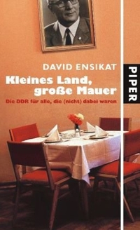 Buchcover: David Ensikat. Kleines Land, große Mauer - Die DDR für alle, die (nicht) dabei waren. Piper Verlag, München, 2007.