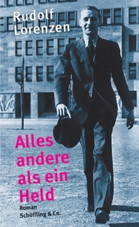 Buchcover: Rudolf Lorenzen. Alles andere als ein Held - Roman. Schöffling und Co. Verlag, Frankfurt am Main, 2002.