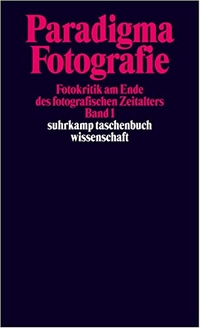 Buchcover: Herta Wolf (Hg.). Paradigma Fotografie - Fotokritik am Ende des fotografischen Zeitalters. Suhrkamp Verlag, Berlin, 2002.