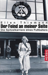 Buchcover: Ellen Thiemann. Der Feind an meiner Seite - Die Spitzelkarriere eines Fußballers. F. A. Herbig Verlagsbuchhandlung, München, 2005.