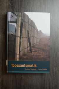 Buchcover: Franz Bludau / Lothar Lienicke. Todesautomatik - Die Staatssicherheit und der Tod des Michael Gartenschläger an der Grenzsäule 231. Stamp Media, Hamburg, 2001.