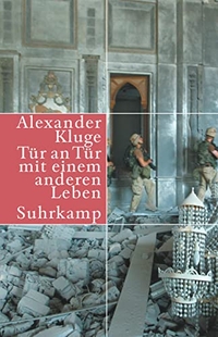 Buchcover: Alexander Kluge. Tür an Tür mit einem anderen Leben - 350 neue Geschichten. Suhrkamp Verlag, Berlin, 2006.