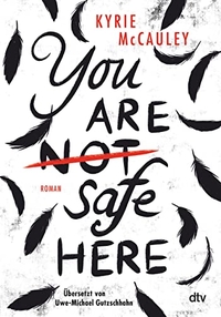 Buchcover: Kyrie McCauley. You are (not) safe here - Roman (Ab 14 Jahre). dtv, München, 2020.
