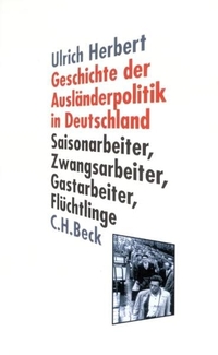 Buchcover: Ulrich Herbert. Geschichte der Ausländerpolitik in Deutschland - Saisonarbeiter, Zwangsarbeiter, Gastarbeiter, Flüchtlinge. C.H. Beck Verlag, München, 2001.