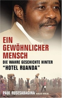 Buchcover: Paul Rusesabagina. Ein gewöhnlicher Mensch - Die wahre Geschichte hinter 'Hotel Ruanda'. Berlin Verlag, Berlin, 2006.