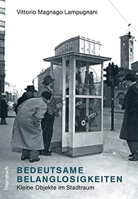 Buchcover: Vittorio Magnago Lampugnani. Bedeutsame Belanglosigkeiten - Kleine Dinge im Stadtraum. Klaus Wagenbach Verlag, Berlin, 2019.