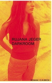 Buchcover: Rujana Jeger. Darkroom - Roman. C.H. Beck Verlag, München, 2004.