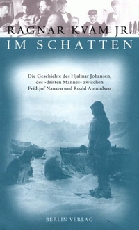 Buchcover: Ragnar Kvam. Im Schatten - Die Geschichte des Hjalmar Johansen, des "dritten Mannes" zwischen Fridtjof Nansen und Roald Amundsen. Berlin Verlag, Berlin, 2000.
