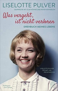 Buchcover: Liselotte Pulver. Was vergeht, ist nicht verloren - Drehbuch meines Lebens. Liselotte Pulver öffnet ihr Privatarchiv.. Hoffmann und Campe Verlag, Hamburg, 2019.