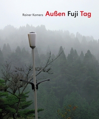 Buchcover: Andreas Erb (Hg.). Außen Fuji Tag - Werkschau Rainer Komers. Alexander Verlag, Berlin, 2022.