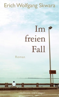 Buchcover: Erich Wolfgang Skwara. Im freien Fall - Roman. Hoffmann und Campe Verlag, Hamburg, 2010.