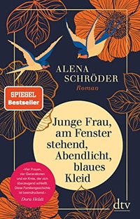 Buchcover: Alena Schröder. Junge Frau, am Fenster stehend, Abendlicht, blaues Kleid - Roman. dtv, München, 2021.
