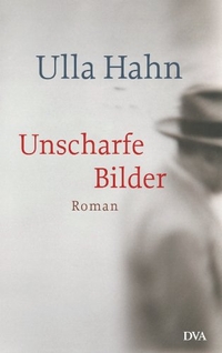 Buchcover: Ulla Hahn. Unscharfe Bilder - Roman. Deutsche Verlags-Anstalt (DVA), München, 2003.