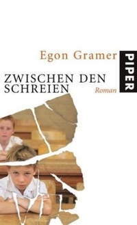 Buchcover: Egon Gramer. Zwischen den Schreien - Roman. Piper Verlag, München, 2007.